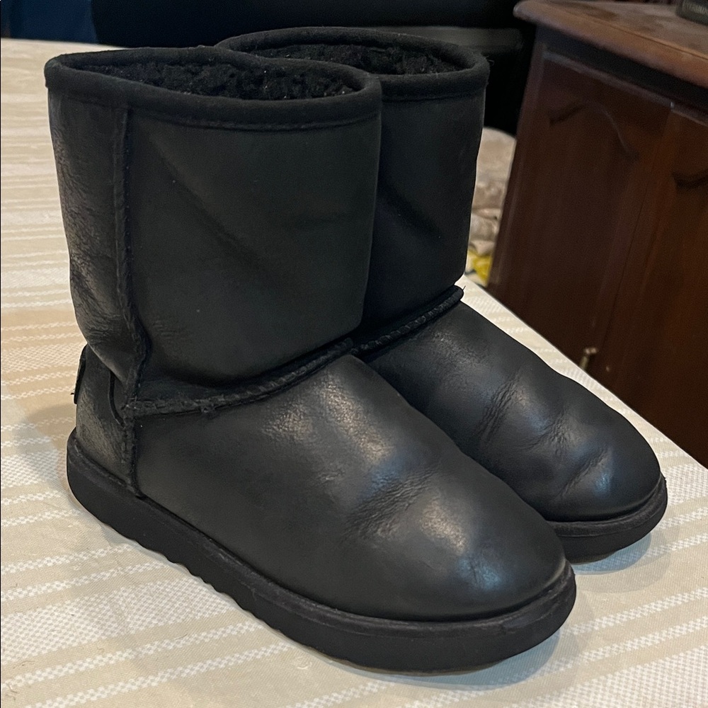 UGG Kids Black Boots 1019646T Unisex size 12